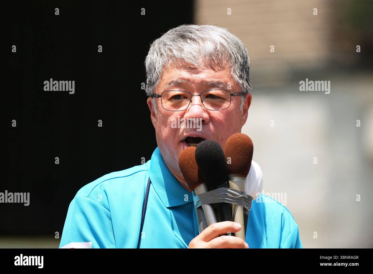 Shimbashi, Tokio, Japan. Juli 2025. Katsuhiko Umehara, Kandidat der konservativen Partei Japans, nimmt am 3. Juli 2025 an seinem Wahlkampf in Shimbashi, Tokio, Teil. Die Wahl zum Oberhaus findet am 20. Juli statt. Quelle: AFLO/Alamy Live News Stockfoto