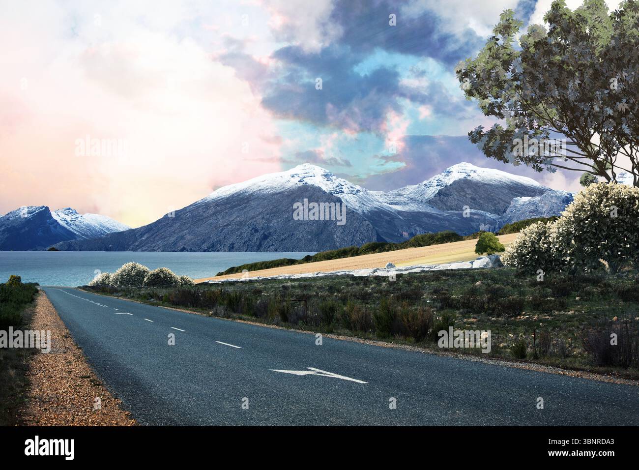 Die asphaltierte zweispurige Straße erstreckt sich in Richtung schneebedeckter Berge mit einem See, einem flachen Baum Stockfoto