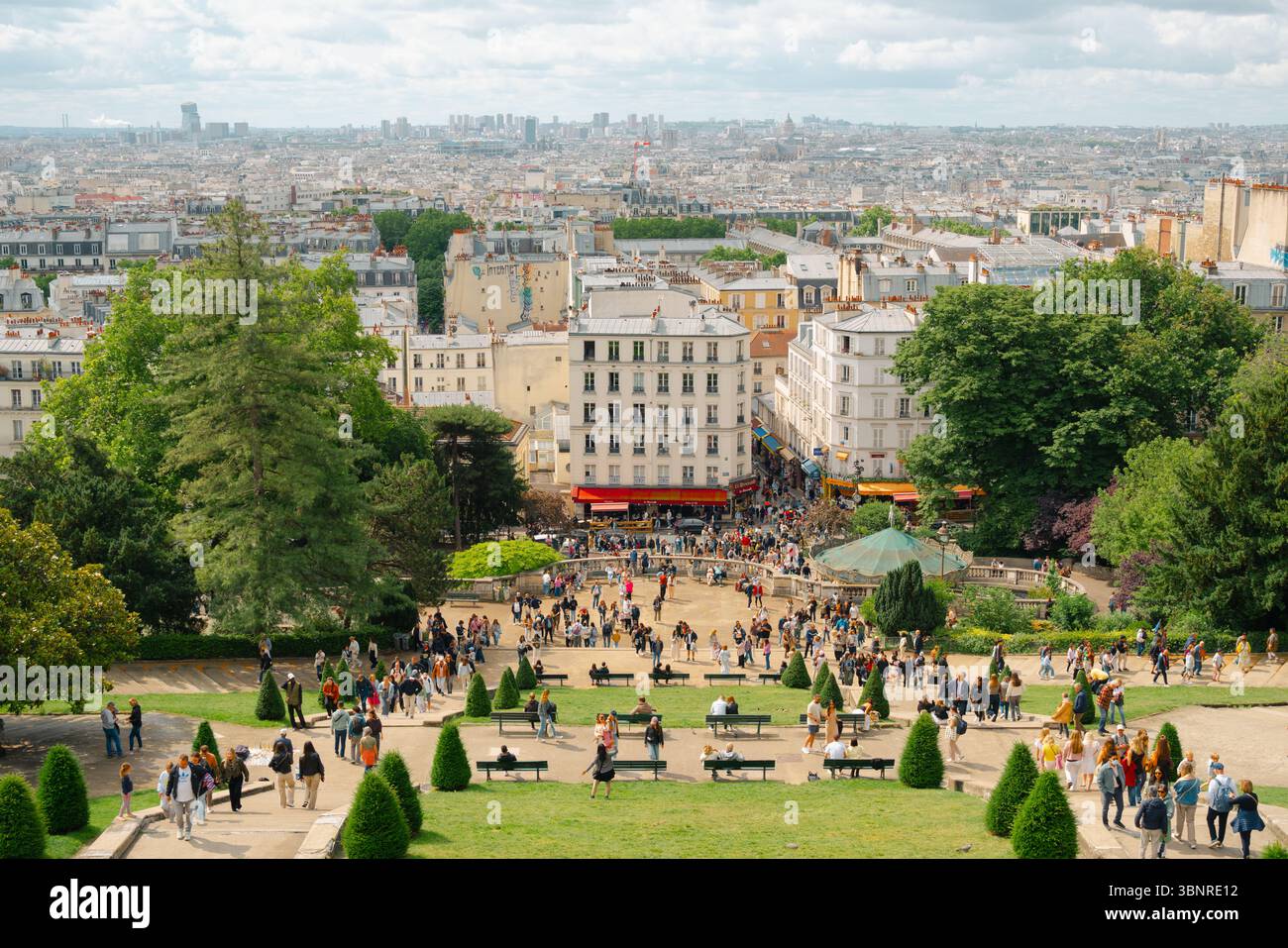 Paris, Frankreich - 8. Juni 2025 : Sommer auf dem Montmartre-Platz Louise Michel Stockfoto