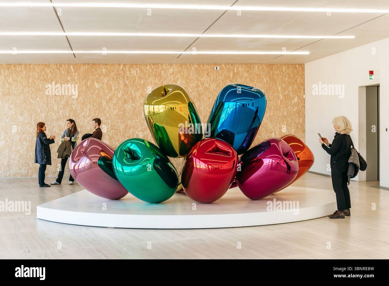 Mailand, Italien - 19. März 2025 : Jeff Koons Tulpenskulptur im modernen Galerieraum in der Fondazione Prada Milan Stockfoto