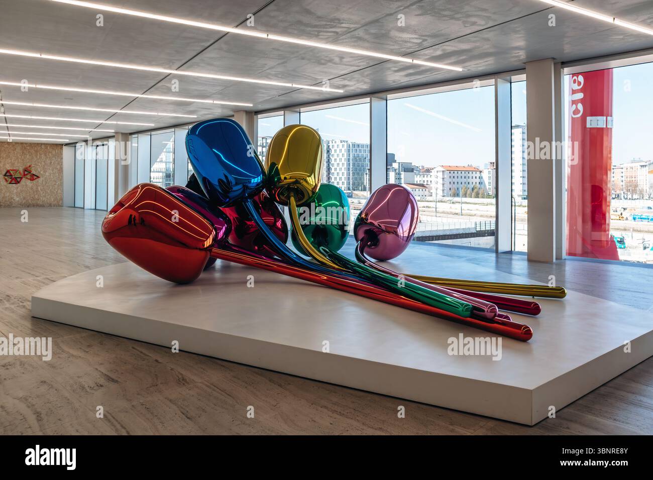 Mailand, Italien - 19. März 2025 : Jeff Koons Tulpenskulptur im modernen Galerieraum in der Fondazione Prada Milan Stockfoto