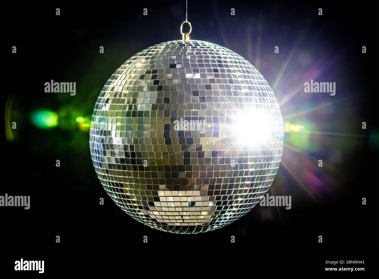 Glänzende Discokugel, die Licht in einem Nachtclub reflektiert Stockfoto