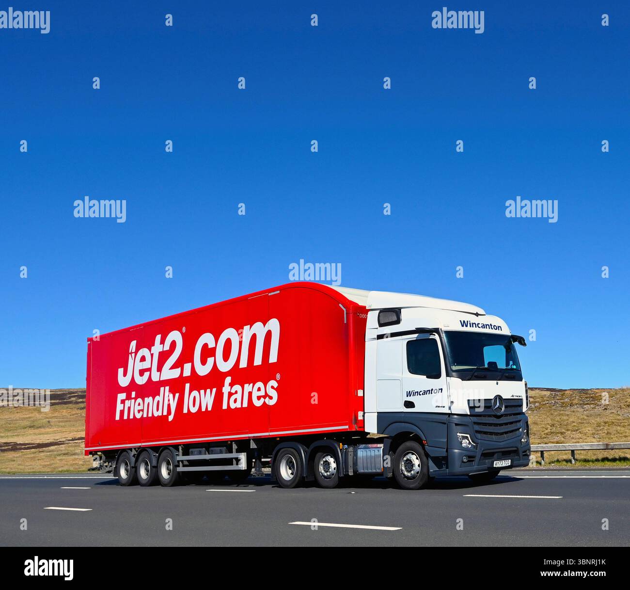 Wincanton plc HGV HGV Jet2.com Limited Anhänger, fährt mit Geschwindigkeit auf der Autobahn M6 in Richtung Süden, Shap, Cumbria, England, Großbritannien Stockfoto