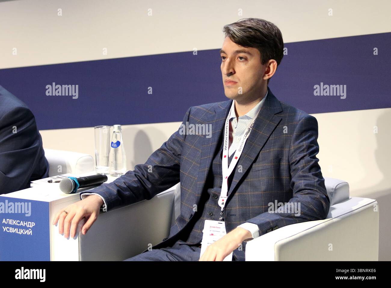 Sankt Petersburg, Russland. Juli 2025. Alexander Usvitsky, Leiter des HSE-Laboratoriums für Verhaltensökonomie und Finanzen, während der Sitzung Freie Wahl oder Einschränkungen im Austausch für Schutz, der besser für die Menschen und den Markt ist? Des Finanzkongresses der Bank von Russland auf der neuen Bühne des Alexandrinski Theaters. Quelle: SOPA Images Limited/Alamy Live News Stockfoto