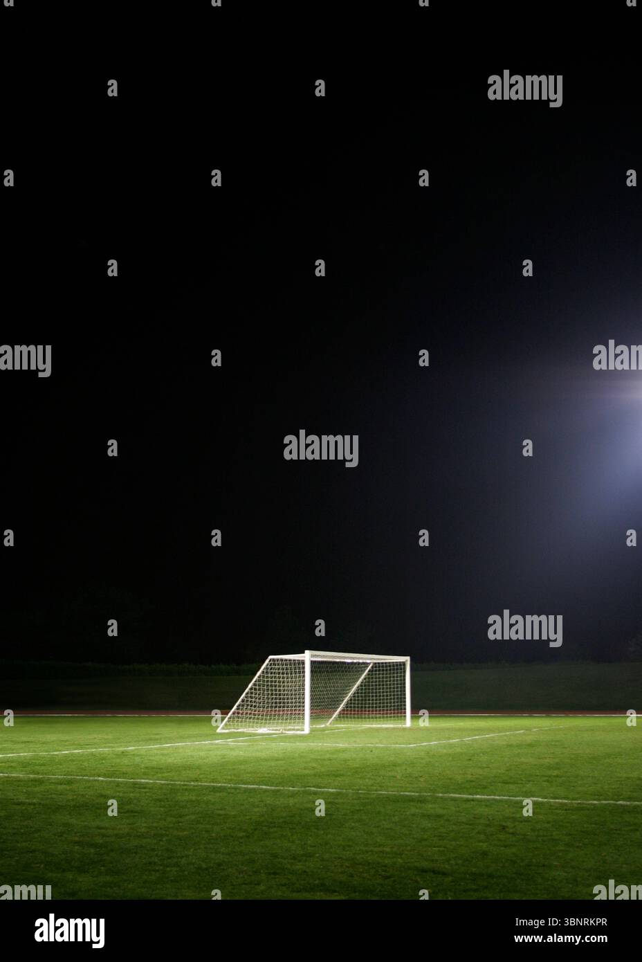 Leeres Fußballnetz nachts auf dem Feld. Stockfoto