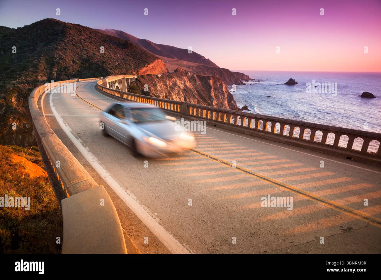 Bixby Bridge am Highway 1 in der Nähe der felsigen Küste von Big Sur im Pazifik Kalifornien, USA. Stockfoto