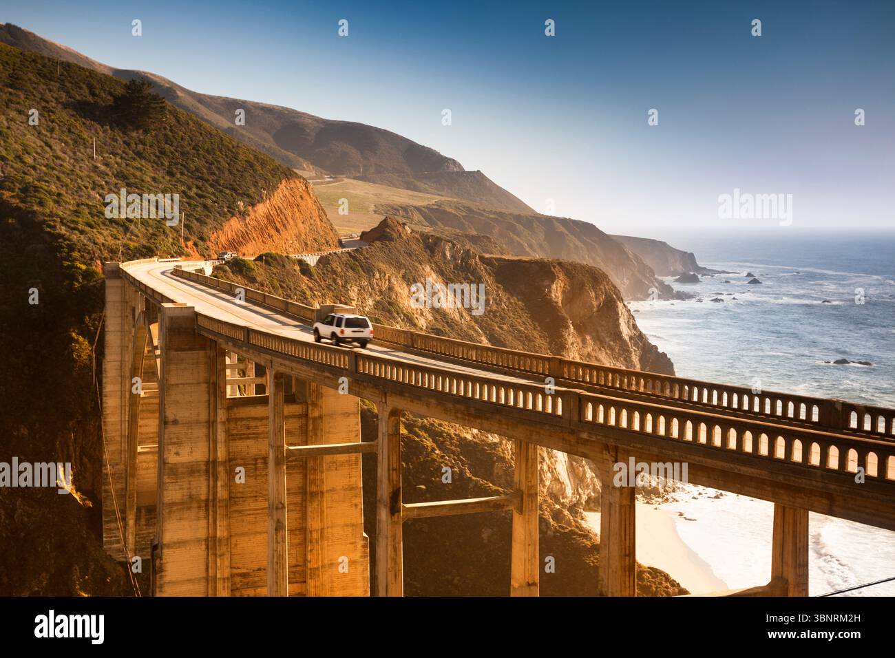 Bixby Bridge am Highway 1 in der Nähe der felsigen Küste von Big Sur im Pazifik Kalifornien, USA. Stockfoto
