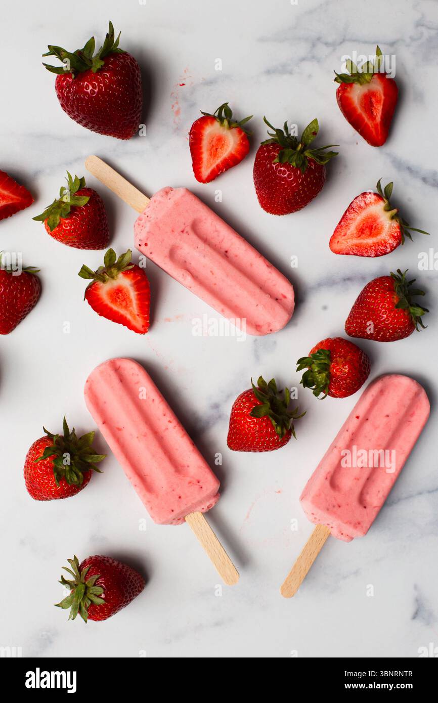Erdbeereis auf Marmortheke mit frischen Beeren Stockfoto