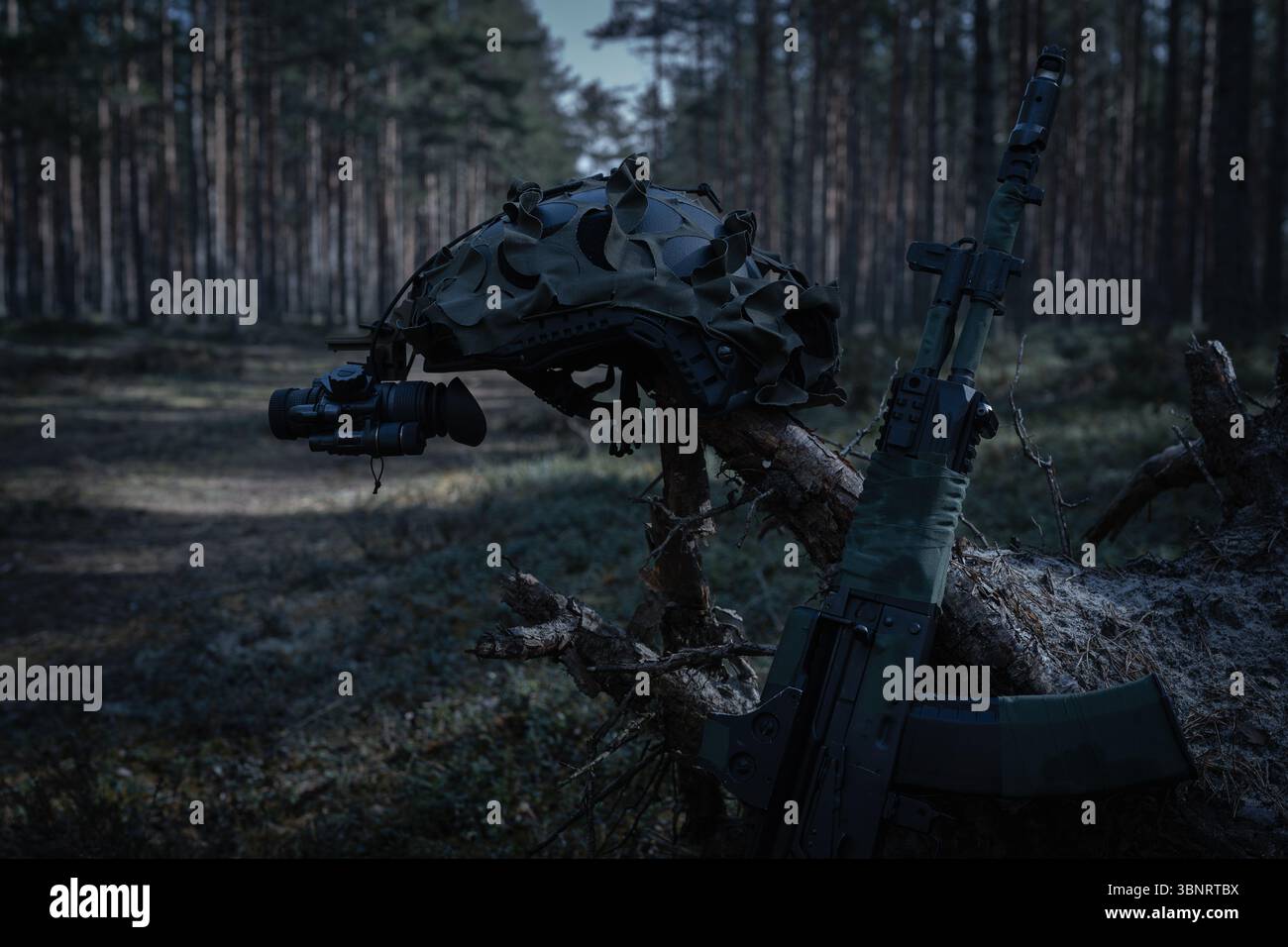 Spezialeinsatzkräfte Ausrüstung für eine Nachtmission: Ein taktischer Helm mit Nachtsichtgerät und einem Sturmgewehr in einem dunklen Wald. Stockfoto