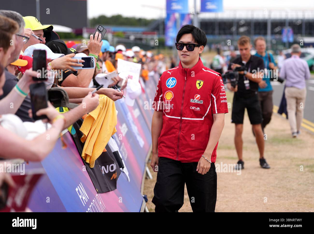 Ferrari-Reservefahrer Zhou Guanyu vor dem Training auf dem Silverstone Circuit in Northamptonshire vor dem Großen Preis von Großbritannien am Sonntag. Bilddatum: Freitag, 4. Juli 2025. Stockfoto