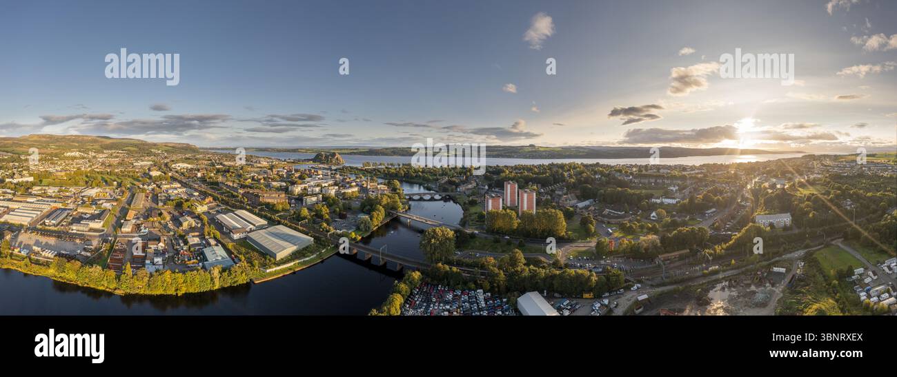Aus der Vogelperspektive auf den Fluss Leven, der durch die Stadt in Richtung Dumbarton Rock unter einem strahlenden Sonnenuntergang fließt, Dumbarton, Schottland, Vereinigtes Königreich. Stockfoto