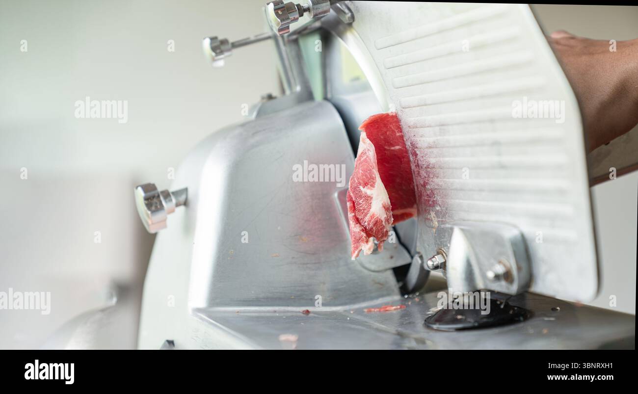 Schneiden Sie frisches Schweinefleisch in dünne Stücke, perfekt für die kulinarische Zubereitung japanischer Shabu-Hotpots Stockfoto