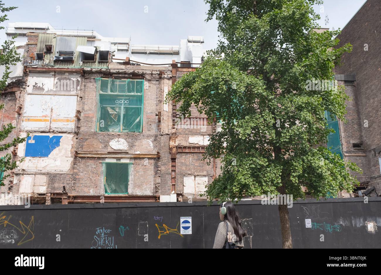 Der fortgesetzte Abriss des O2 abc-Veranstaltungsorts in der Sauchiehall Street, Glasgow City Centre, Schottland, zeigt die Innenausstattung und die Mauerwerk. Stockfoto