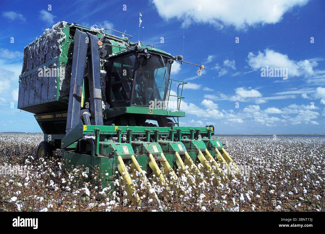 MECHANISIERTER BAUMWOLLPFLÜCKER von John Deere in Amerika. . Foto: USDA Stockfoto