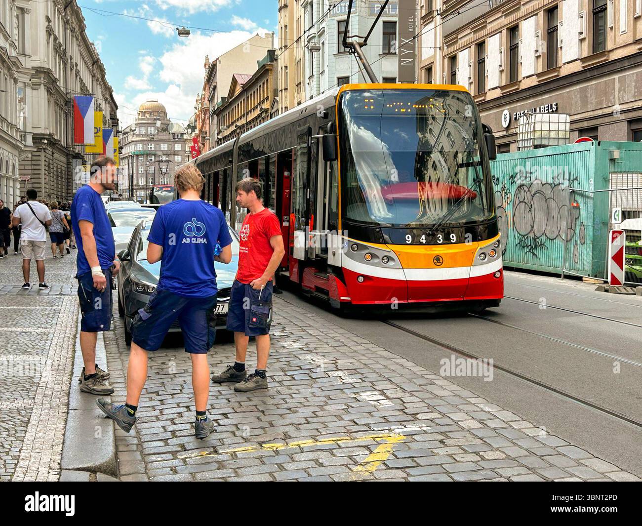 Prag, Tschechische Republik. Juli 2025. Ein Teil der Tschechischen Republik sei ohne Strom, so zum Beispiel Teile der Regionen Prag (Bild), Mittelböhmen, Usti und Liberec, teilte der Netzbetreiber CEPS am 4. Juli 2025 mit. Quelle: Ptacek Jan/CTK Photo/Alamy Live News Stockfoto