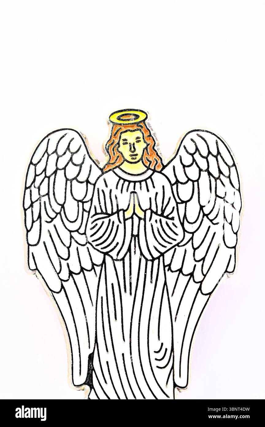 Abzeichen oder Anstecknadel oder Zeichnung oder Malerei eines Engels mit riesigen Flügeln, langem rotem Haar, Halo und Händen im Gebet Stockfoto
