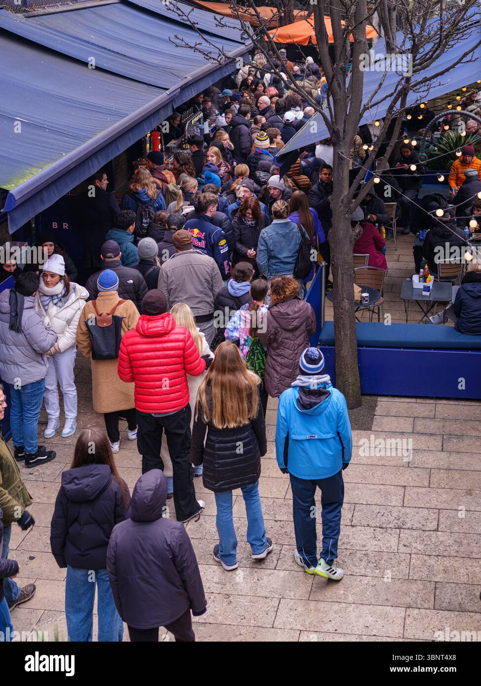 Vereinigtes Königreich, London, 14. Juli 2025. An einem geschäftigen Wochenende, einem der beliebtesten Lebensmittelmärkte Londons, stehen große Menschenmengen auf dem Borough Market Stockfoto