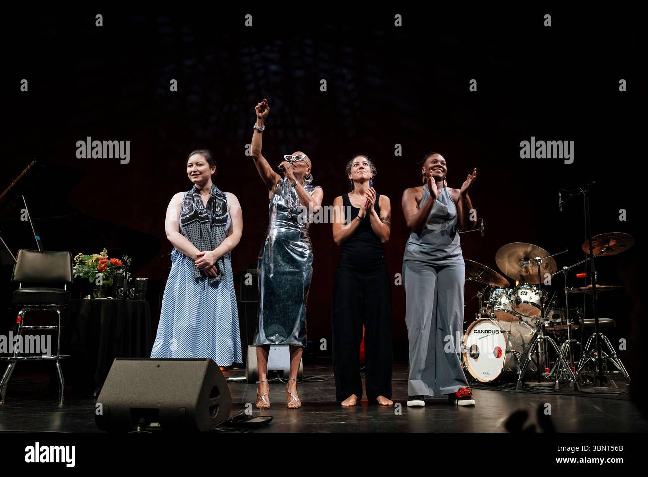 Dee Dee Bridgewater mit ihren Musikern, Carmen Staaff, Klavier. Rosa Brunello, Bass. Evita Polidoro, Schlagzeug, am Ende des Konzerts. Das prächtige Dee Dee Bridgewater, ein bewegendes Konzert voller Energie von Dee Dee, der feministischen und politischen Aktivistin. Ein unvergesslicher Jazz-Abend im Theatre du Capitole während des Toulouse Festivals. Eine einzigartige Gelegenheit, in Toulouse den französischsten der großen amerikanischen Jazzsänger zu hören, eine wahre Ikone des Swing und der Seele. Frankreich, Toulouse, 1. Juli 2025. Foto von Patricia Huchot-Boissier / Agence DyF. Stockfoto