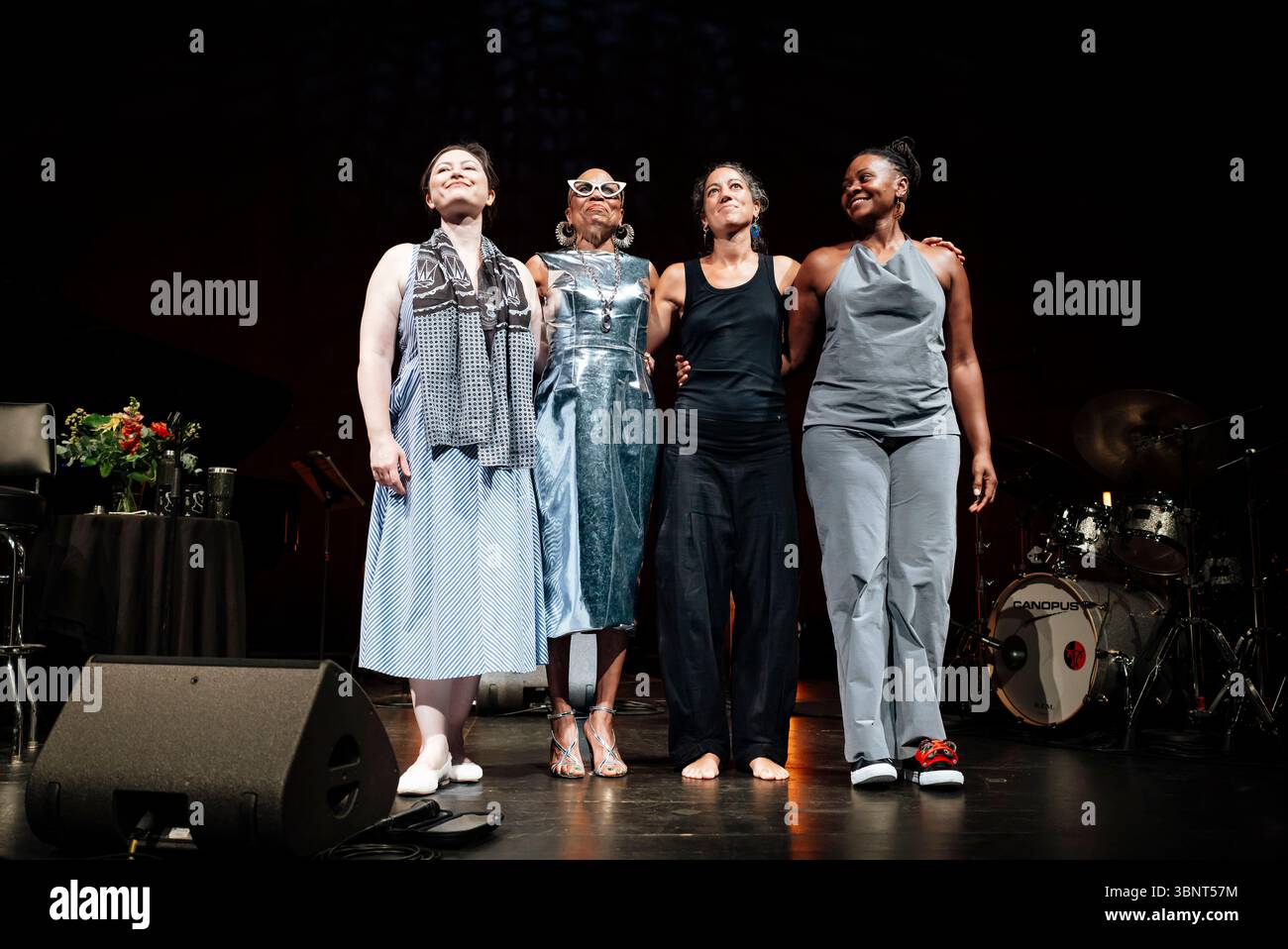 Dee Dee Bridgewater mit ihren Musikern, Carmen Staaff, Klavier. Rosa Brunello, Bass. Evita Polidoro, Schlagzeug, am Ende des Konzerts. Das prächtige Dee Dee Bridgewater, ein bewegendes Konzert voller Energie von Dee Dee, der feministischen und politischen Aktivistin. Ein unvergesslicher Jazz-Abend im Theatre du Capitole während des Toulouse Festivals. Eine einzigartige Gelegenheit, in Toulouse den französischsten der großen amerikanischen Jazzsänger zu hören, eine wahre Ikone des Swing und der Seele. Frankreich, Toulouse, 1. Juli 2025. Foto von Patricia Huchot-Boissier / Agence DyF. Stockfoto