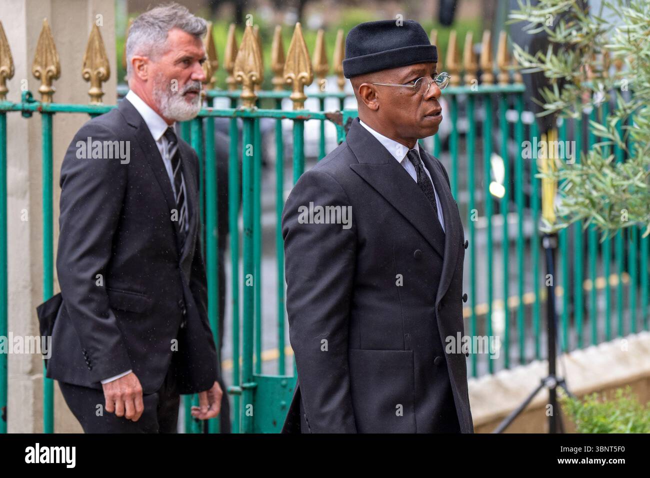 Roy Keane (links) und Ian Wright kommen zur Beerdigung von John Clark an, die in der St. Mary's Church in Glasgow stattfindet. Der ehemalige Celtic-Verteidiger John Clark, einer der Lisbon Lions, der 1967 beim Europapokalsieg des Vereins teilnahm, starb im Juni im Alter von 84 Jahren. Bilddatum: Freitag, 4. Juli 2025. Stockfoto
