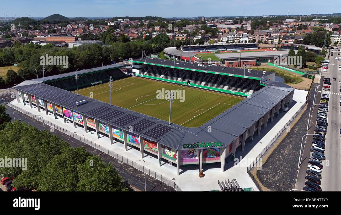 La Louviere, Belgien. Juli 2025. Diese Drohnenaufnahme zeigt das neu gebaute EASI Arena Stadion der Fußballmannschaft RAAL La Louviere, Freitag, den 4. Juli 2025 in La Louviere. BELGA PHOTO ERIC LALMAND Credit: Belga News Agency/Alamy Live News Stockfoto