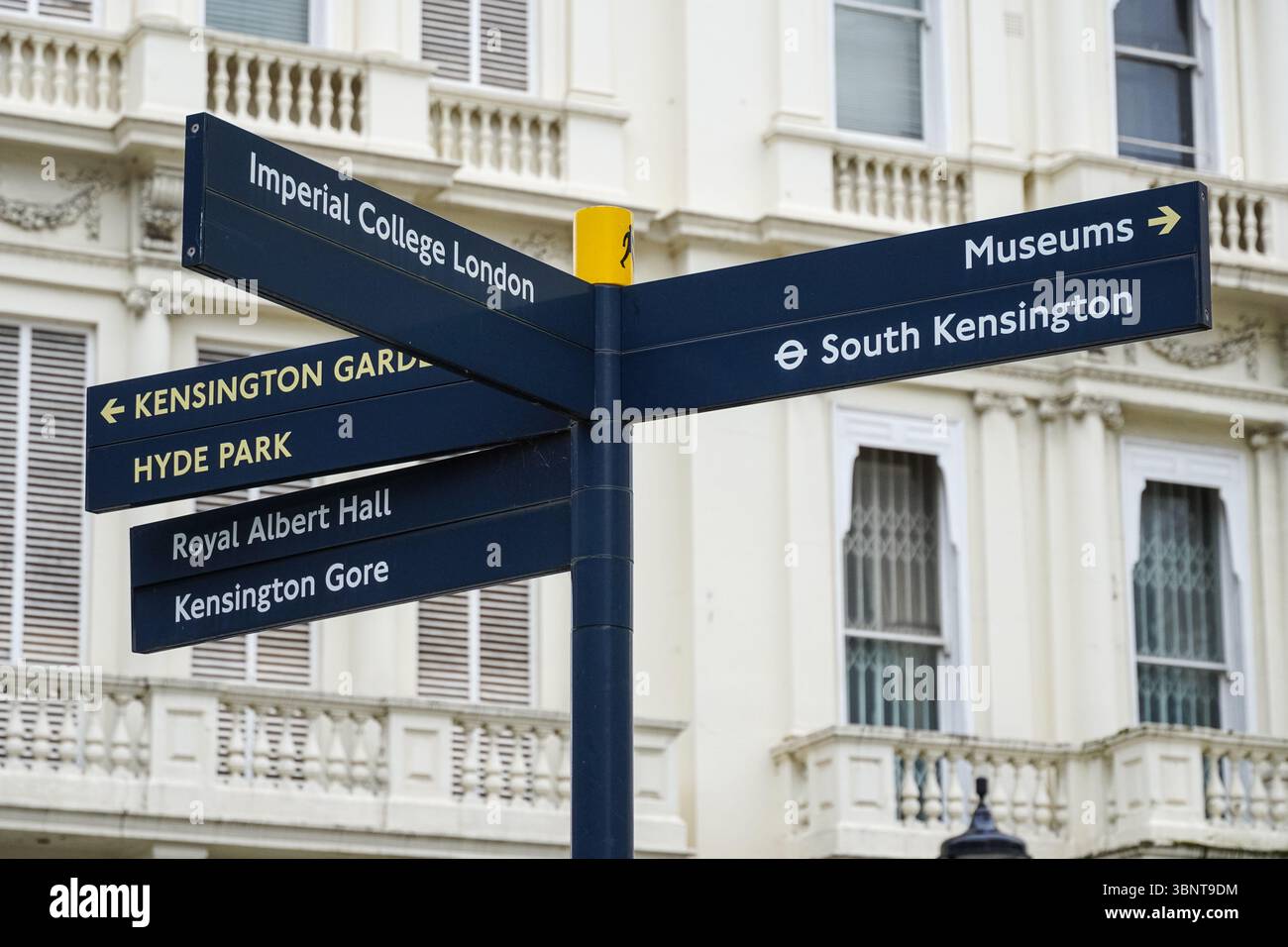 Wegweiser in Kensington, London, England, Großbritannien Stockfoto