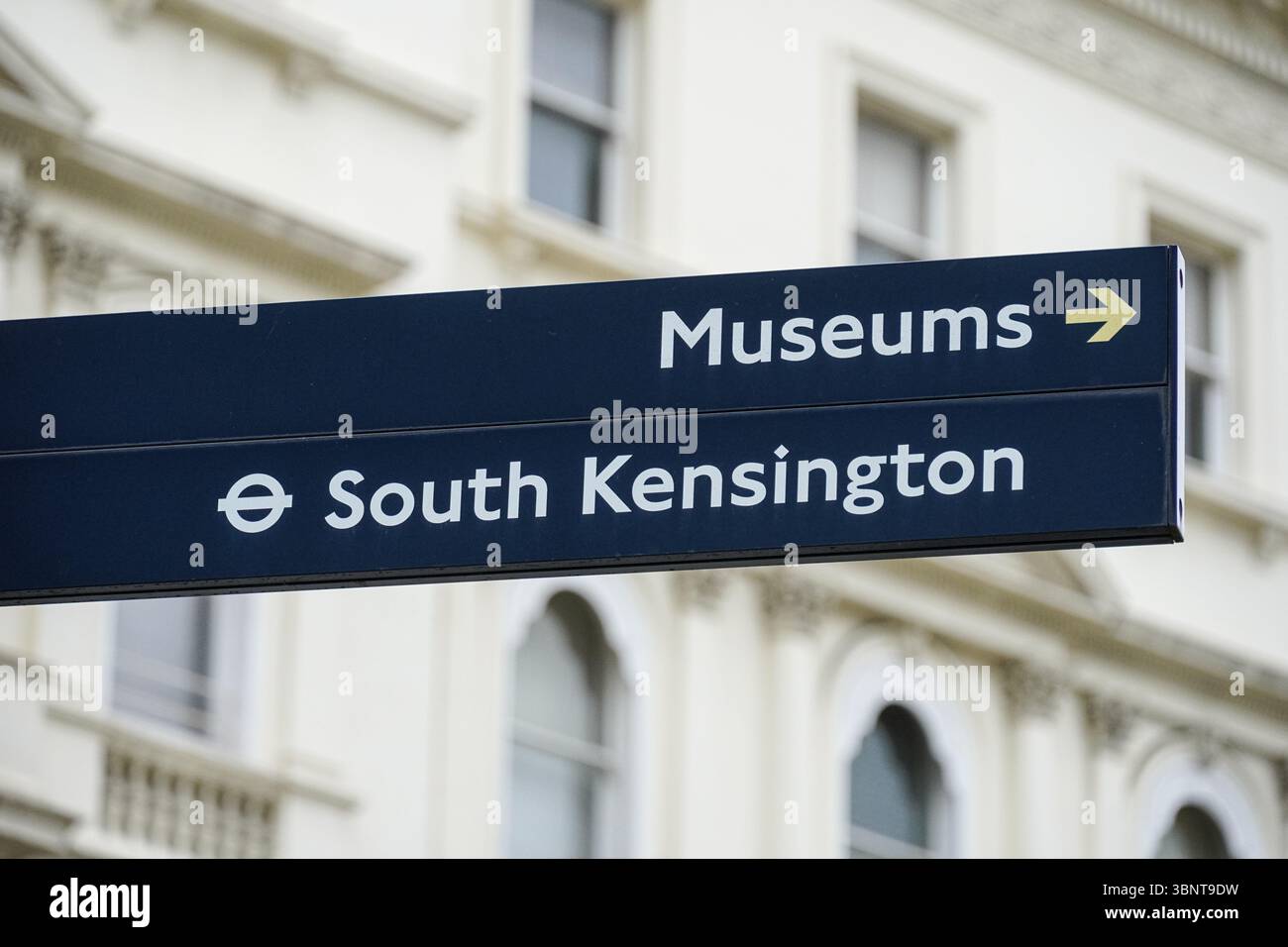 Wegweiser in Kensington, London, England, Großbritannien Stockfoto