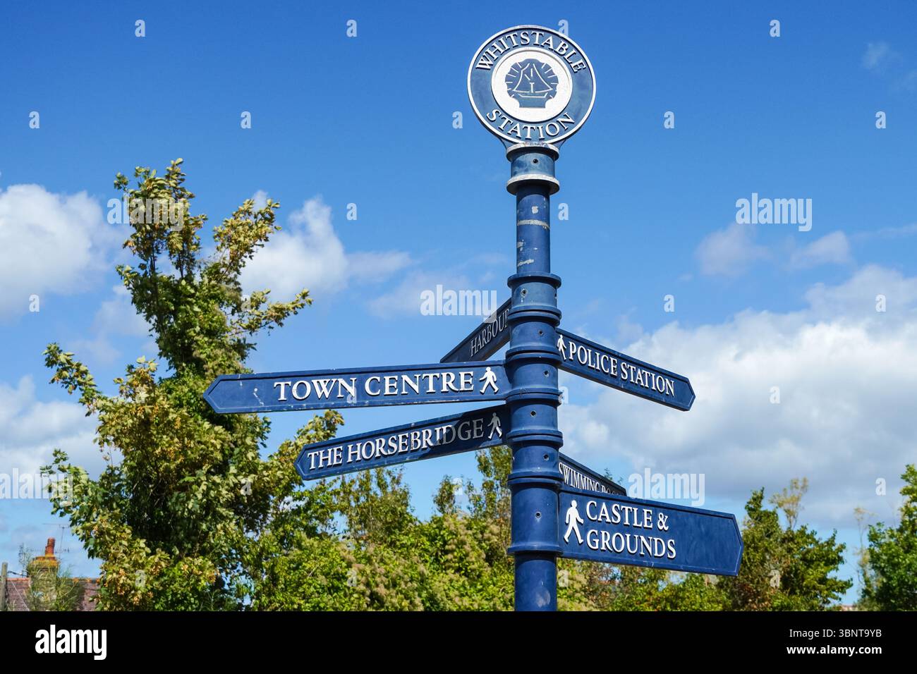 Wegweiser neben Whitstable Station in Whitstable, Kent, England Großbritannien Stockfoto