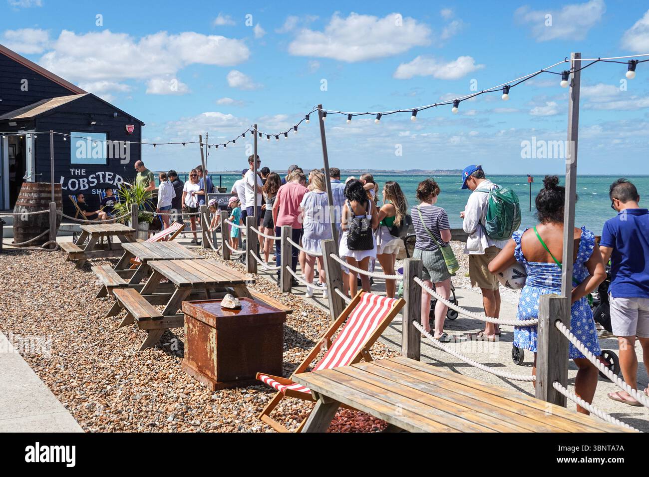Leute stehen in der Warteschlange im Lobster Shack Fischrestaurant in Whitstable, Kent, England Großbritannien Stockfoto