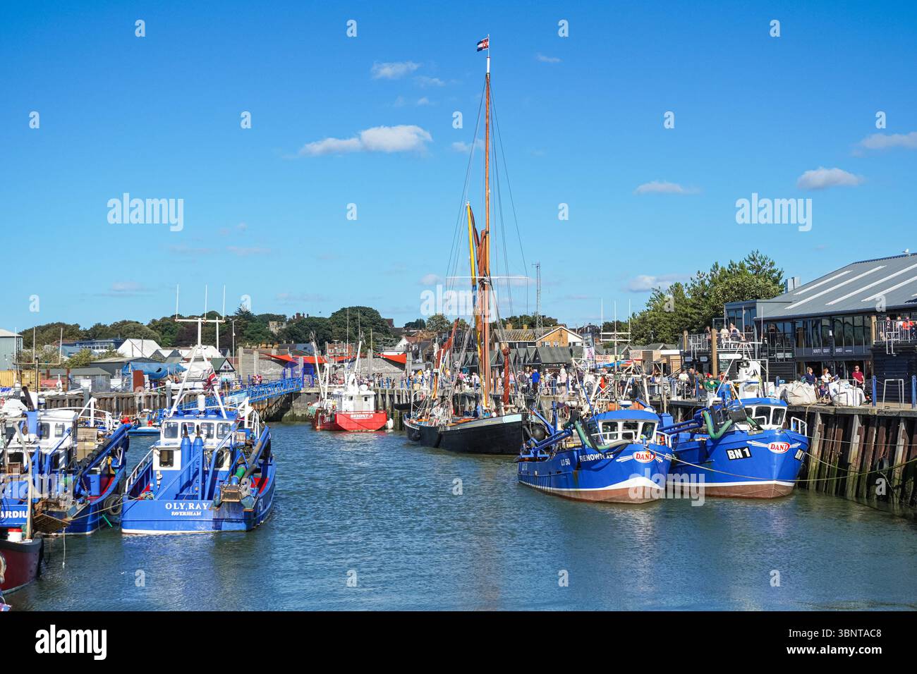Fischerboote liegen im Whitstable Harbour, Whitstable, Kent, England Vereinigtes Königreich Großbritannien Stockfoto