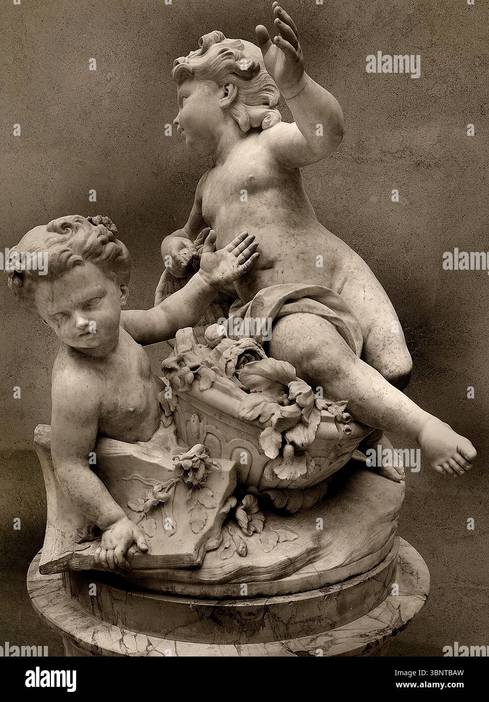 Jean Joseph Vinache 1696 - 754 Nicolas Francois Gillet 1709 -1791 2 Kinder kämpfen um einen Haufen in der Nähe einer kaputten Vase Frankreich Louvre, Paris, Frankreich, Französisch, Stockfoto