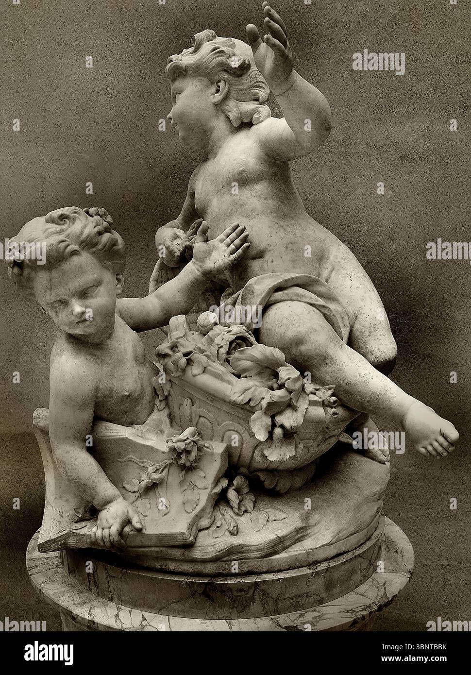 Jean Joseph Vinache 1696 - 754 Nicolas Francois Gillet 1709 -1791 2 Kinder kämpfen um einen Haufen in der Nähe einer kaputten Vase Frankreich Louvre, Paris, Frankreich, Französisch, Stockfoto