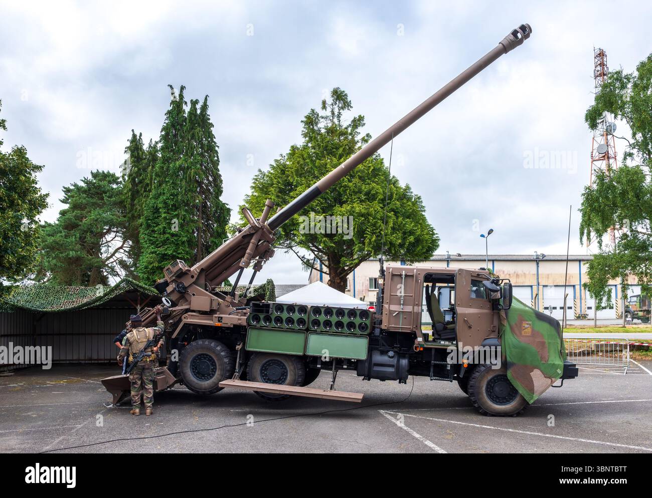 Demonstration einer CÄSAR-Haubitze in Schussstellung durch die Schützen des 11. Marine-Artillerie-Regiments der französischen Armee. Stockfoto