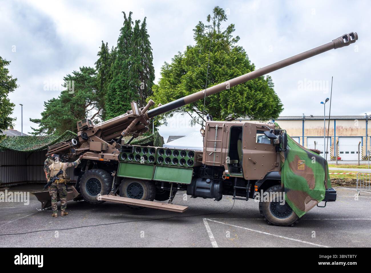 Demonstration einer CÄSAR-Haubitze in Schussstellung durch die Schützen des 11. Marine-Artillerie-Regiments der französischen Armee. Stockfoto