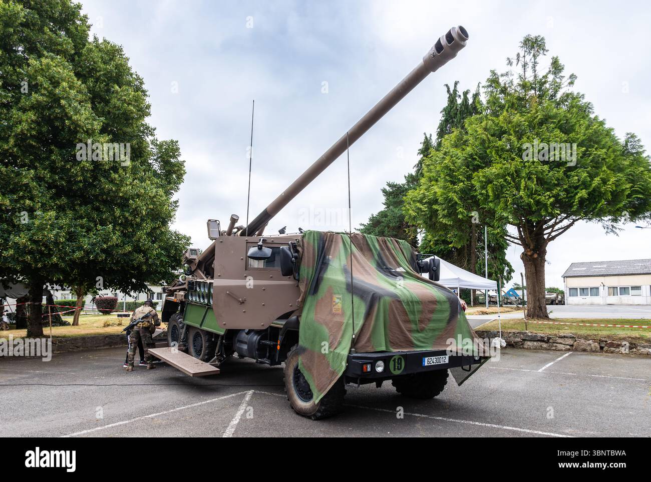 Demonstration einer CÄSAR-Haubitze in Schussstellung durch die Schützen des 11. Marine-Artillerie-Regiments der französischen Armee. Stockfoto