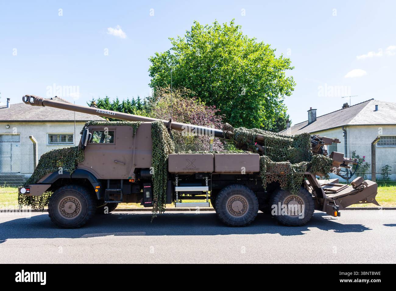 Die Haubitze CAESAR der französischen Armee, eine 155-mm-Selbstfahrkanone, montiert auf einem 6x6-Renault Sherpa-Lkw, in Straßenkonfiguration mit Tarnnnetzen. Stockfoto