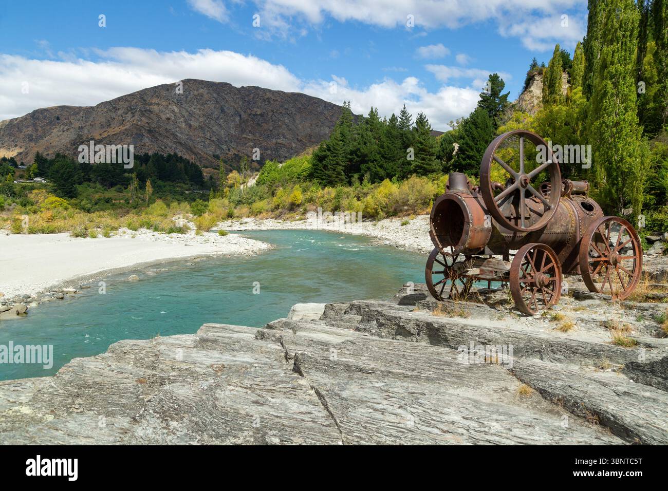 Eine alte Dampfmaschine aus dem Goldrausch auf dem Shotover River in der Nähe von Arthurs Point, Queenstown, Otago, Südinsel, Neuseeland Stockfoto