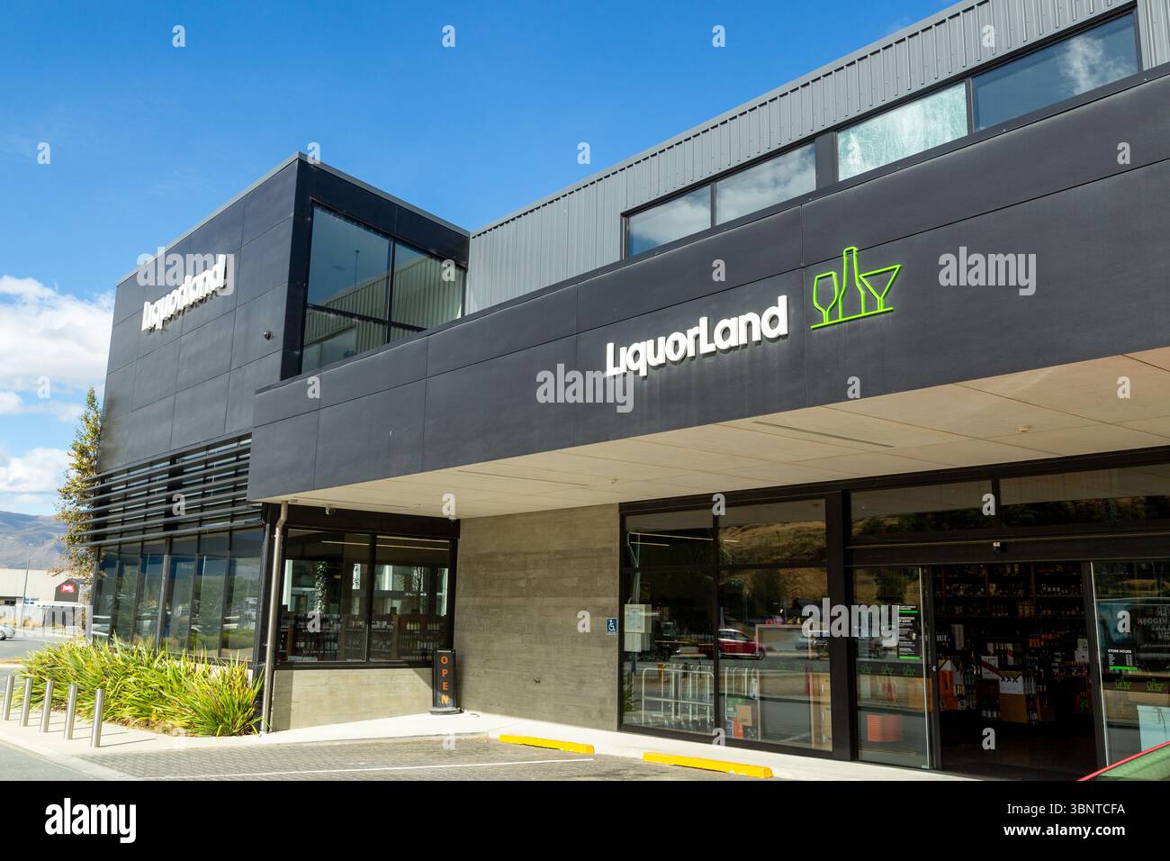 Außenansicht des Liquorland Stores in Frankton Queenstown Otago, Neuseeland Stockfoto