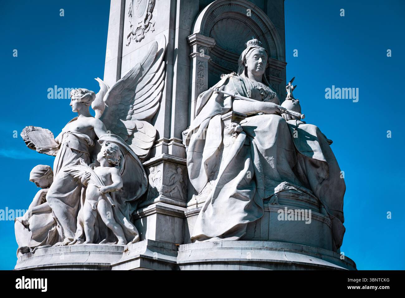 Reich verziertes Marmormonument einer sitzenden Königin mit Engeln Stockfoto