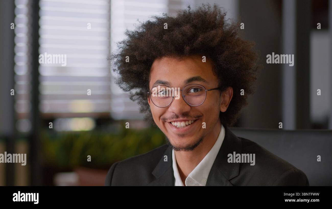 Nahaufnahme Gesicht lächelnd sorglos fröhlich positiv afroamerikanischer Mann Geschäft männlicher Kerl Geschäftsmann Manager Arbeitgeber Unternehmer Banker Händler Stockfoto