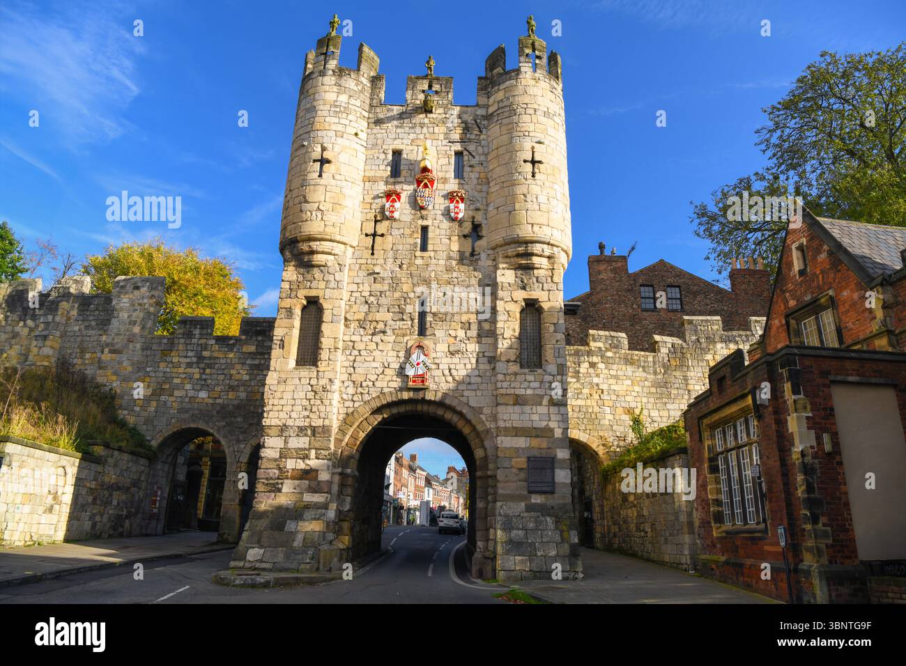 Mittelalterliches Stadttor in York mit historischen Steinmauern Stockfoto