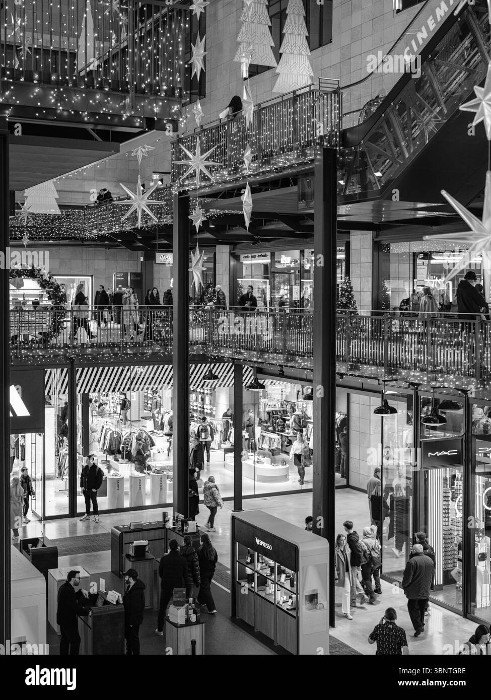 Vereinigtes Königreich, London, 11. Dezember 2024. Shopper besuchen das Battersea Power Station Shopping Centre in London, das wunderschön für Weihnachten eingerichtet ist Stockfoto