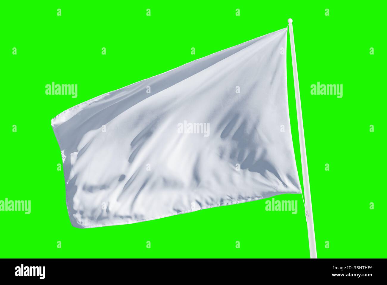 Weiße Fahne, die isoliert in Chroma-Schlüssel-Grün schwingt. Perfekt für Themen wie Übergeben, ruhige Kommunikation oder neutrales Design in Web- oder Printprojekten Stockfoto