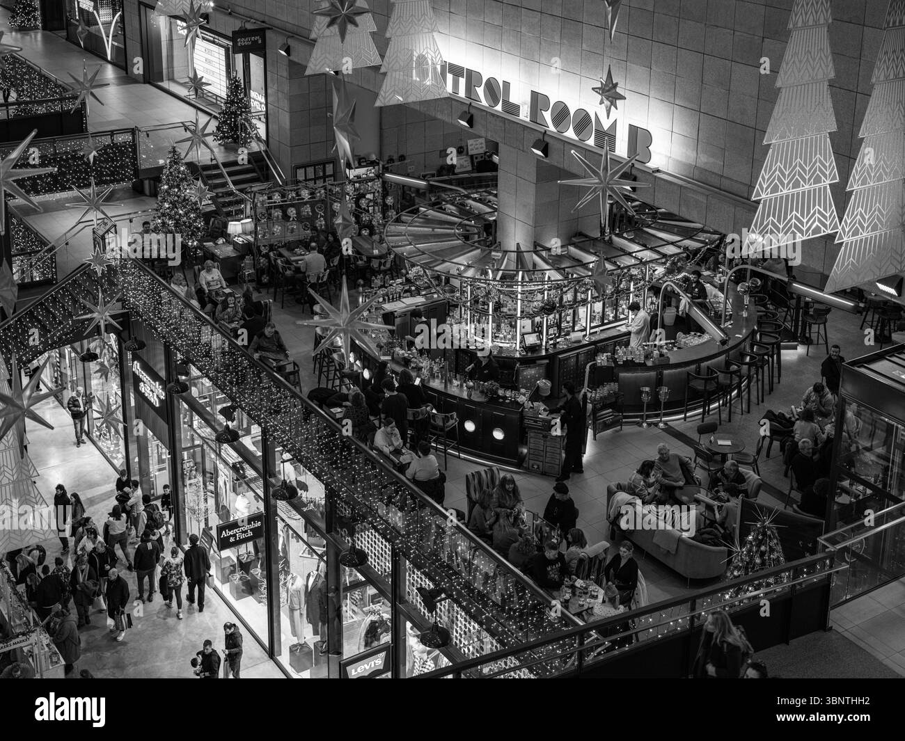 Vereinigtes Königreich, London, 11. Dezember 2024. Shopper besuchen das Battersea Power Station Shopping Centre in London, das wunderschön für Weihnachten eingerichtet ist Stockfoto