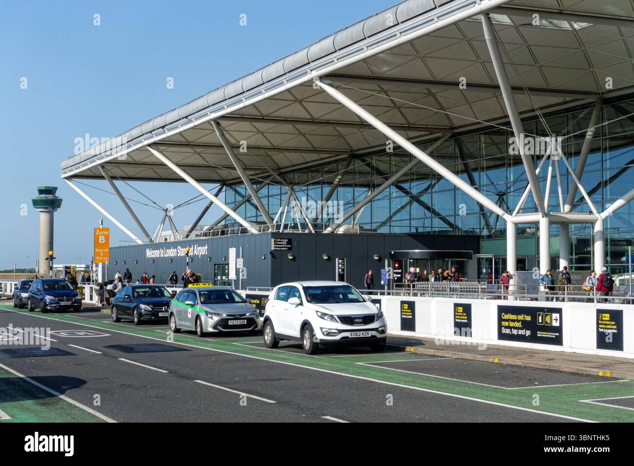 Absetzbereiche neben dem Eingang zu den Terminals am Flughafen London Stansted Essex England Großbritannien Stockfoto