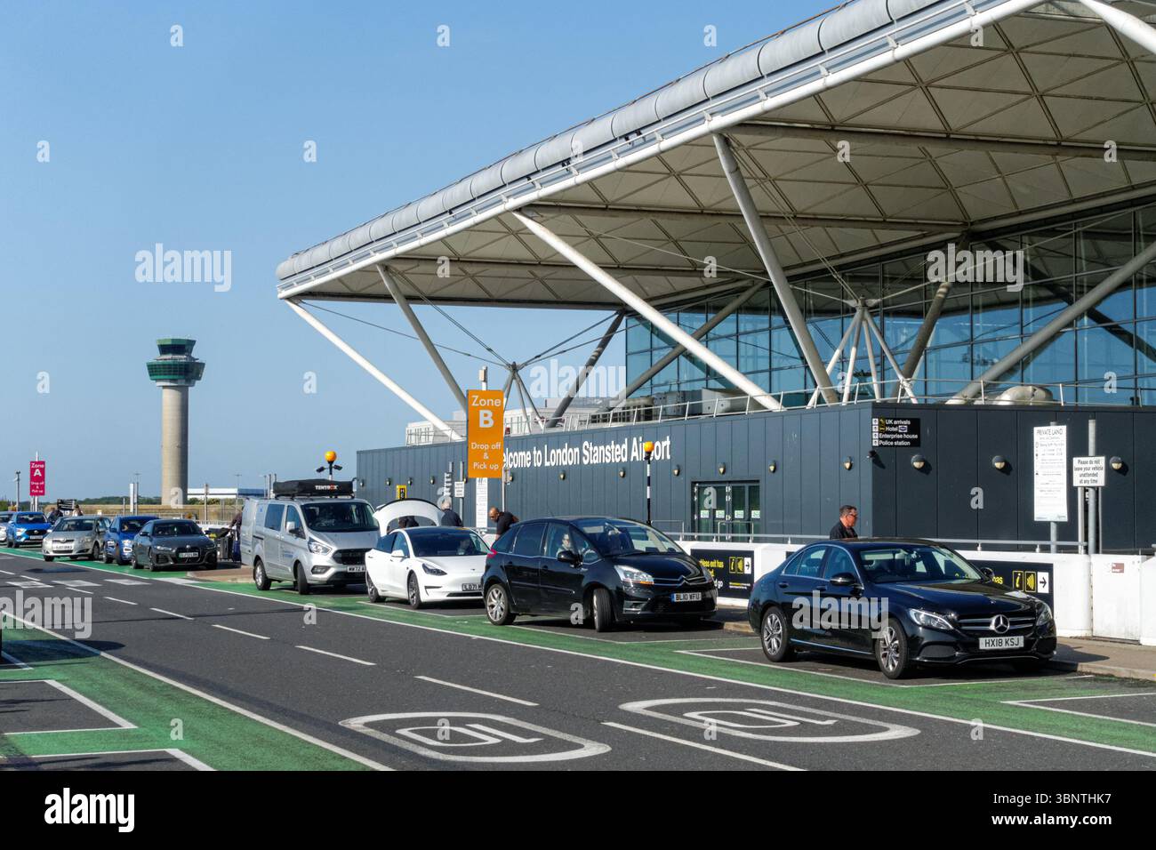 Absetzbereiche neben dem Eingang zu den Terminals am Flughafen London Stansted Essex England Großbritannien Stockfoto