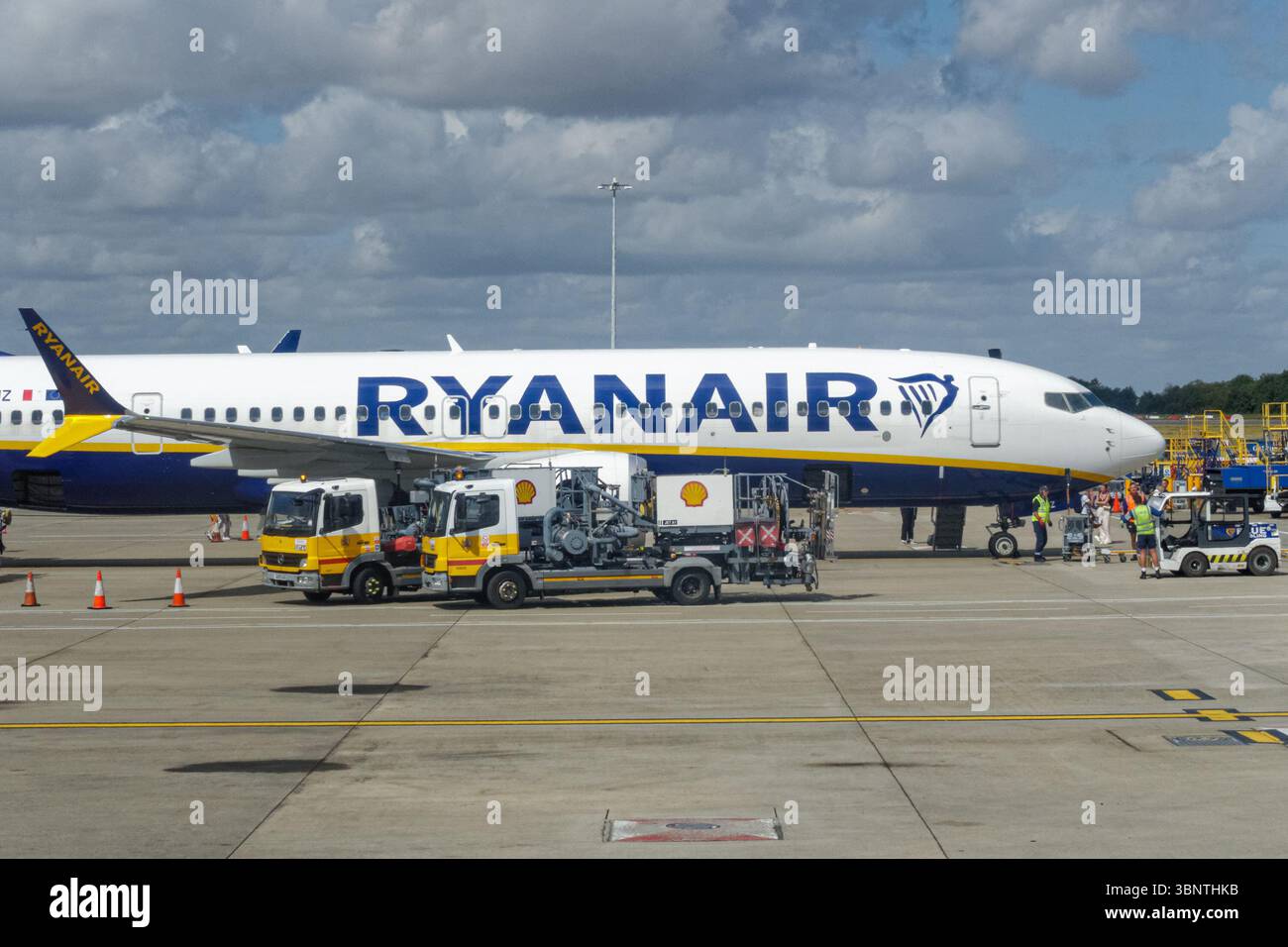 Ryanair-Flugzeugbetankung mit Shell-Tankwagen am Flughafen London Stansted, England Großbritannien Stockfoto