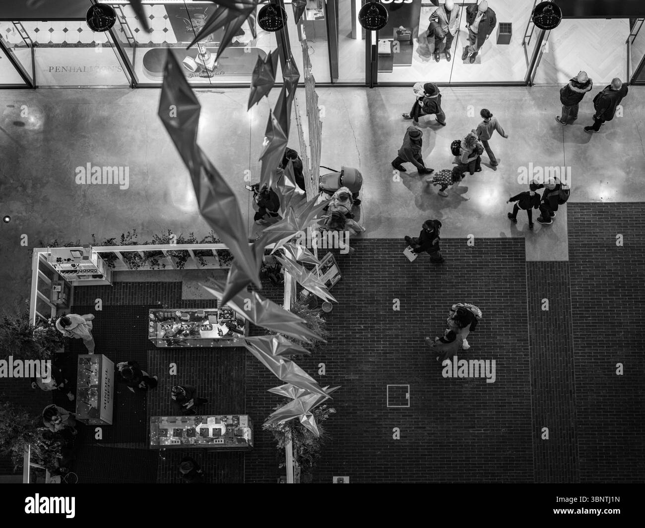 Vereinigtes Königreich, London, 11. Dezember 2024. Shopper besuchen das Battersea Power Station Shopping Centre in London, das wunderschön für Weihnachten eingerichtet ist Stockfoto
