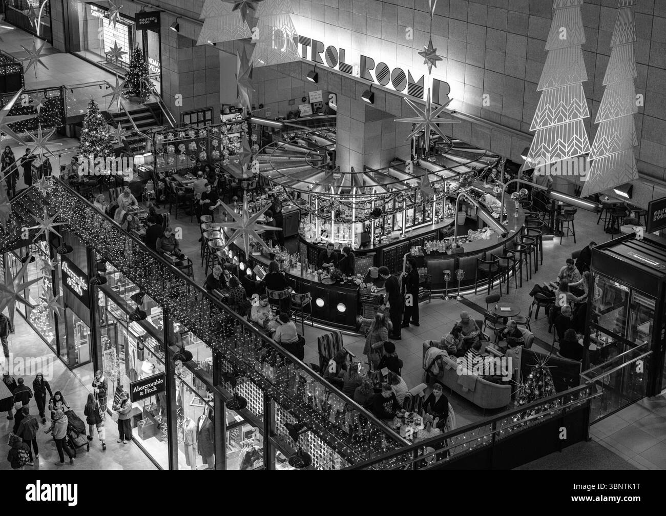 Vereinigtes Königreich, London, 11. Dezember 2024. Shopper besuchen das Battersea Power Station Shopping Centre in London, das wunderschön für Weihnachten eingerichtet ist Stockfoto