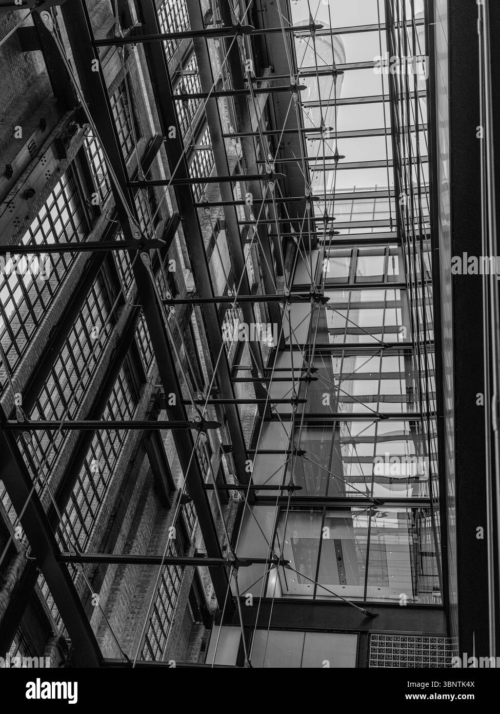 Vereinigtes Königreich, London, 11. Dezember 2024. Shopper besuchen das Battersea Power Station Shopping Centre in London, das wunderschön für Weihnachten eingerichtet ist Stockfoto